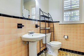 4 Mi to Dtwn Jacksonville: Chic Home w/ Porch!