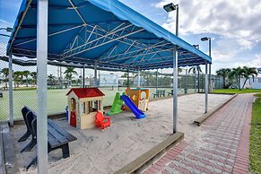 Ocean Access, Mini Golf & Pools: Jensen Beach Gem