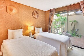 1 Mi to Shops on El Paseo: Condo w/ Pool Access!