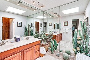 1 Mi to Shops on El Paseo: Condo w/ Pool Access!