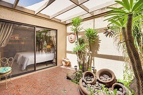 1 Mi to Shops on El Paseo: Condo w/ Pool Access!