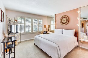 1 Mi to Shops on El Paseo: Condo w/ Pool Access!