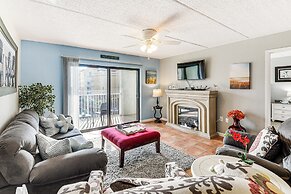 Walk to Ocean: Daytona Beach Shores Condo w/ Pool!