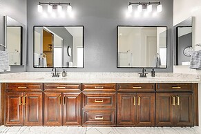 Swim-up Bar & Putting Green: Goodyear Getaway!