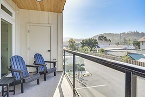 Walk to Beaches: Modern Townhome in Lincoln City!