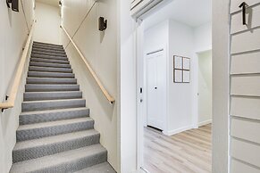 Walk to Beaches: Modern Townhome in Lincoln City!