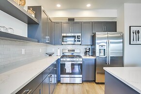 Walk to Beaches: Modern Townhome in Lincoln City!