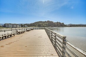 Walk to Beaches: Modern Townhome in Lincoln City!