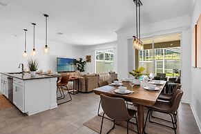 Upstay Luxury 4BR Family Home w Pool Near Disney