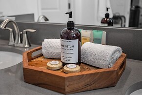 Upstay Luxury 4BR Family Home w Pool Near Disney