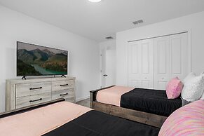 Upstay Luxury 4BR Family Home w Pool Near Disney