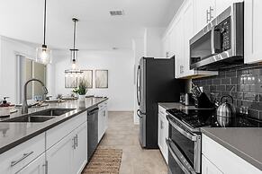 Upstay Luxury 4BR Family Home w Pool Near Disney