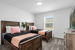 Upstay Luxury 4BR Family Home w Pool Near Disney