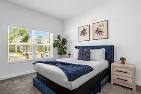 Upstay Luxury 4BR Family Home w Pool Near Disney