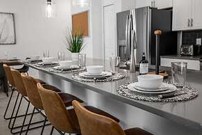 Upstay Luxury 4BR Family Home w Pool Near Disney