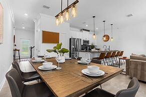 Upstay Luxury 4BR Family Home w Pool Near Disney