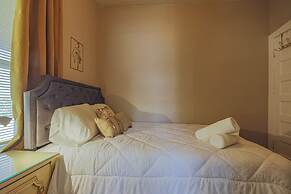 Comfy One Bed Apartment in Forest Park