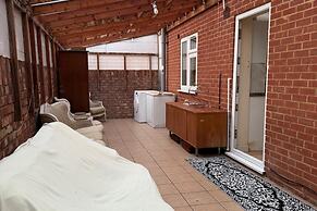 2 Bed-sleeps 4-private Patio-pets-near Heathrow
