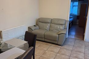 2 Bed-sleeps 4-private Patio-pets-near Heathrow