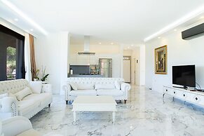 BD4140 by İmportant Group Travel