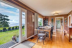 Maxwelton Aerie Bluffside Retreat w/ Sweeping Puget Sound Views + Fire