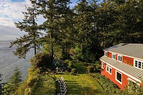 Maxwelton Aerie Bluffside Retreat w/ Sweeping Puget Sound Views + Fire