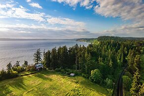 Maxwelton Aerie Bluffside Retreat w/ Sweeping Puget Sound Views + Fire