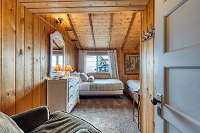 Maxwelton Aerie Bluffside Retreat w/ Sweeping Puget Sound Views + Fire