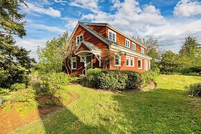 Maxwelton Aerie Bluffside Retreat w/ Sweeping Puget Sound Views + Fire