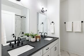 The Heights by AvantStay – Modern Condo Minutes from Broadway