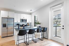 The Heights by AvantStay – Modern Condo Minutes from Broadway