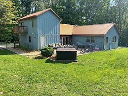 Private Room w Shared Pool Hot Tub and Fire Pit