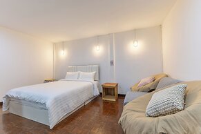 Calmly Stay Ratchada