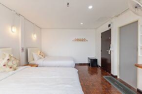 Calmly Stay Ratchada