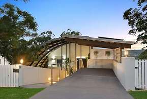 6 Bedroom Oasis in Burleigh Heads