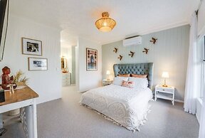 6 Bedroom Oasis in Burleigh Heads