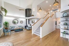 6 Bedroom Oasis in Burleigh Heads