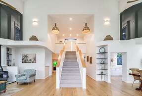 6 Bedroom Oasis in Burleigh Heads