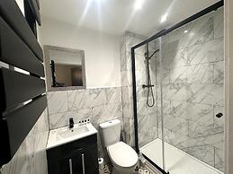 Adam Court Studios and Apartments