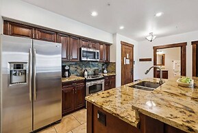Luxury Crystal Peak Lodge 2 Bedroom Condo - Ski In, Ski Out