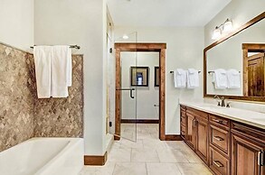 Luxury Crystal Peak Lodge 3 Bedroom Condo - Ski In, Ski Out