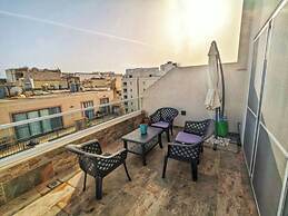 Modern 3 Bedroom Penthouse With Rooftop Views
