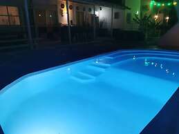 Boho Sisi Haven- Poolside Oasis Garden Retreat