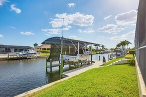 Dock & Outdoor Kitchen: Waterfront Cape Coral Home