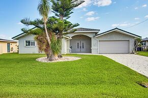 Dock & Outdoor Kitchen: Waterfront Cape Coral Home