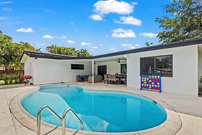 Home 6 Mi to Hollywood Beach: Grill, Swim, Relax