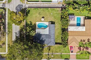 Home 6 Mi to Hollywood Beach: Grill, Swim, Relax