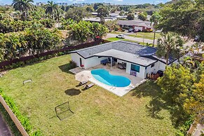 Home 6 Mi to Hollywood Beach: Grill, Swim, Relax