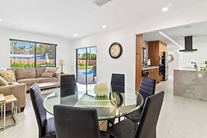 Home 6 Mi to Hollywood Beach: Grill, Swim, Relax