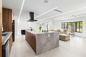 Home 6 Mi to Hollywood Beach: Grill, Swim, Relax